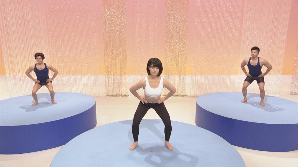 川村虹花がスクワットの“センター”に、NHK『みんなで筋肉体操』で自慢の腹筋披露