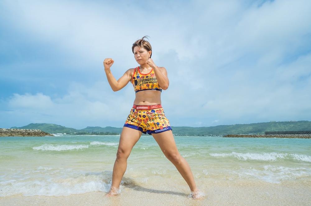 【DEEP JEWELS】“戦う沖縄娘”にっせーはエメラルドビーチで練習する自然児「チャンピオンになりたい」