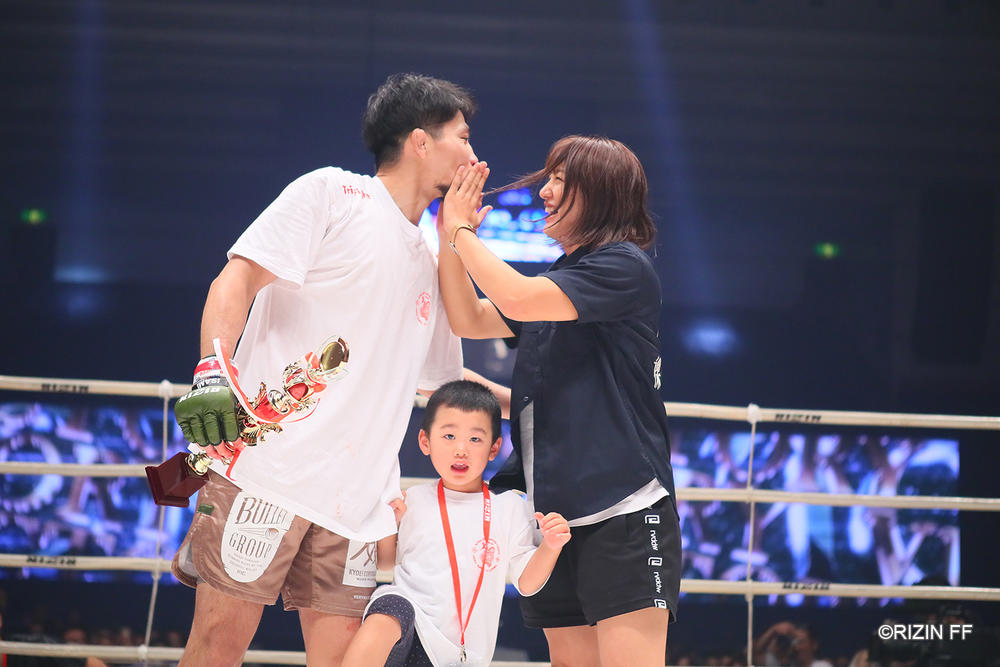 【RIZIN】中村K太郎、TKO勝ちで再起を飾るも妻・杉山しずかは祝福のキスを拒否