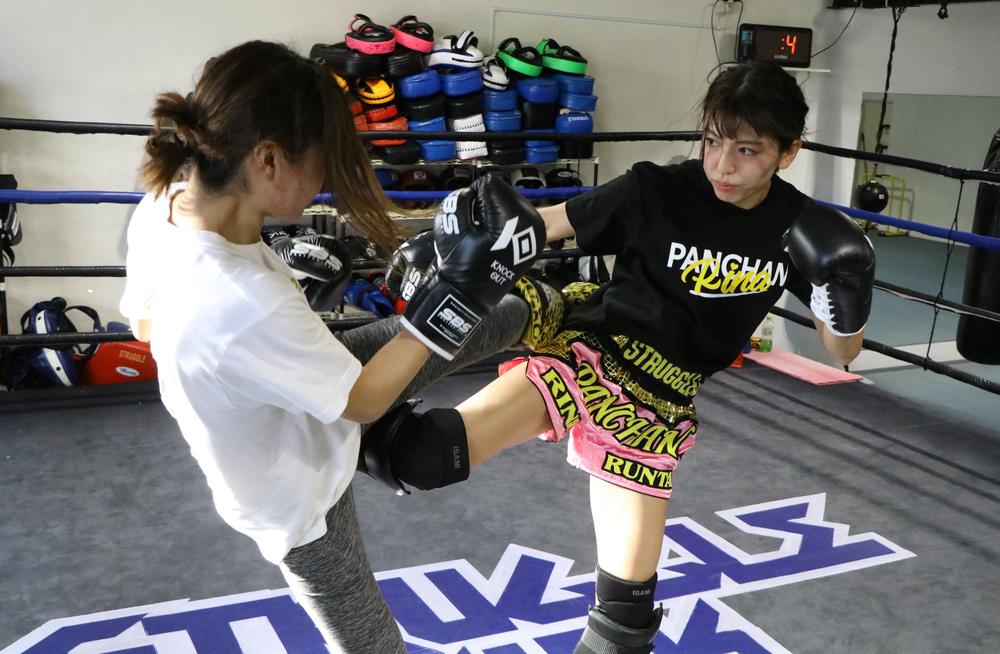 【KNOCK OUT】ぱんちゃん璃奈と女子プロレスラーの星輝ありさが合同練習、必殺技を伝授