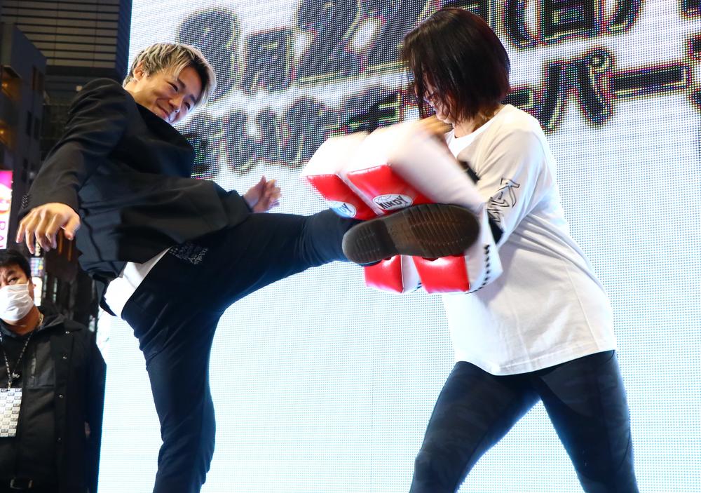 【K-1】武尊の蹴りを受けた安藤美姫「これは興奮しますね」とおかわり、K-1アマ大会参戦に「事務所の許可は得ている」