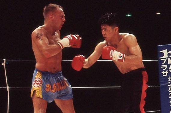 【1998年4月の格闘技】吉鷹弘が最強の敵ラモン・デッカーと真っ向勝負、試合後に引退宣言