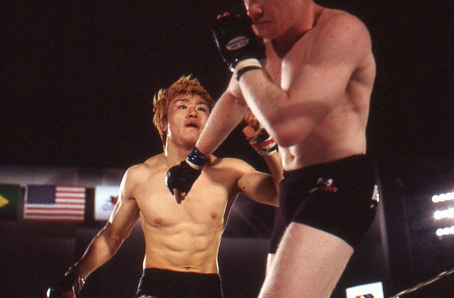 【2000年4月の格闘技】若き日の五味隆典が大阪で大暴れ！ 大ピンチを切り抜けて乱打戦に持ち込む