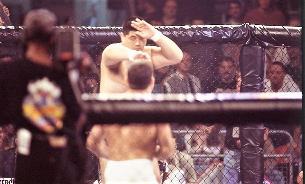 【1996年5月の格闘技】北尾光司、唯一のUFC参戦は“反則”の顔面パンチを受け40秒で幕