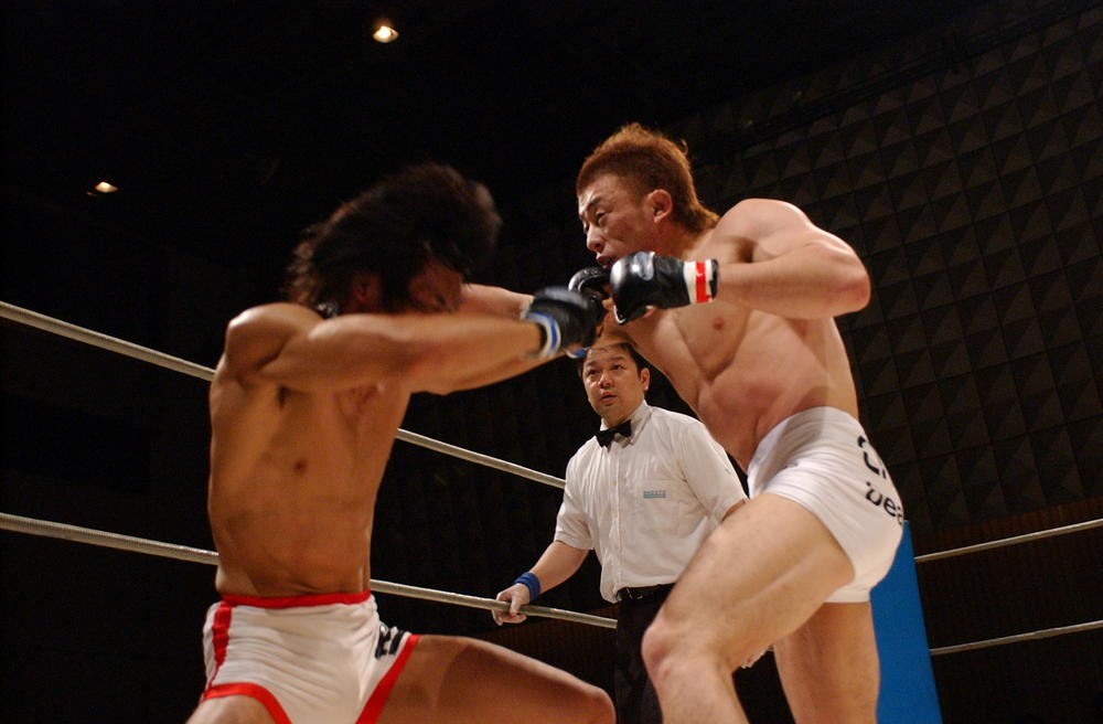 【2003年5月の格闘技】川尻達也が開始直後からの猛攻、デビュー戦で敗れたタクミにTKO勝ちでリベンジ