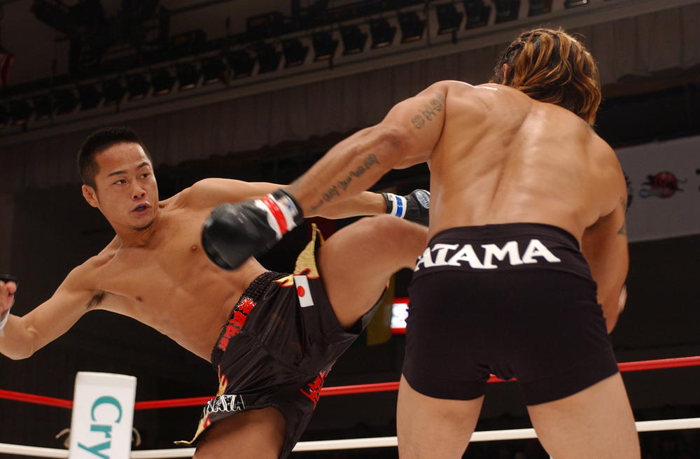 【2004年5月の格闘技】高谷裕之がハイキック一発でKO勝ち、王座挑戦をアピール