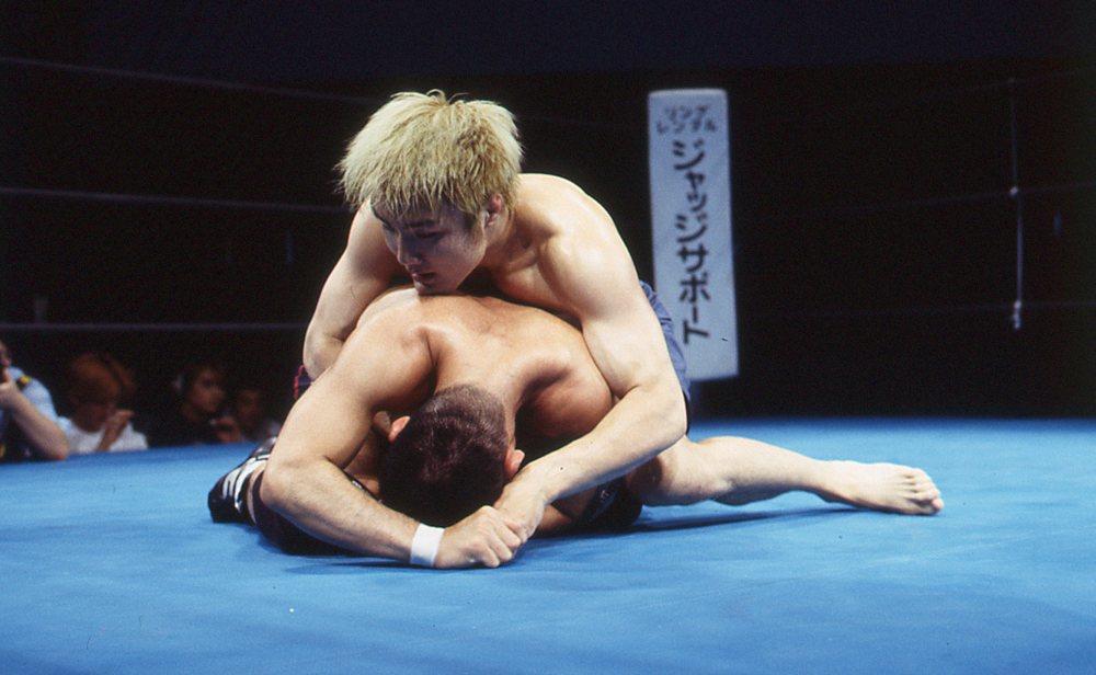【2001年6月の格闘技】五味隆典がレスリング技術で星野勇二に完封勝利、修斗タイトルマッチへ向け吼える