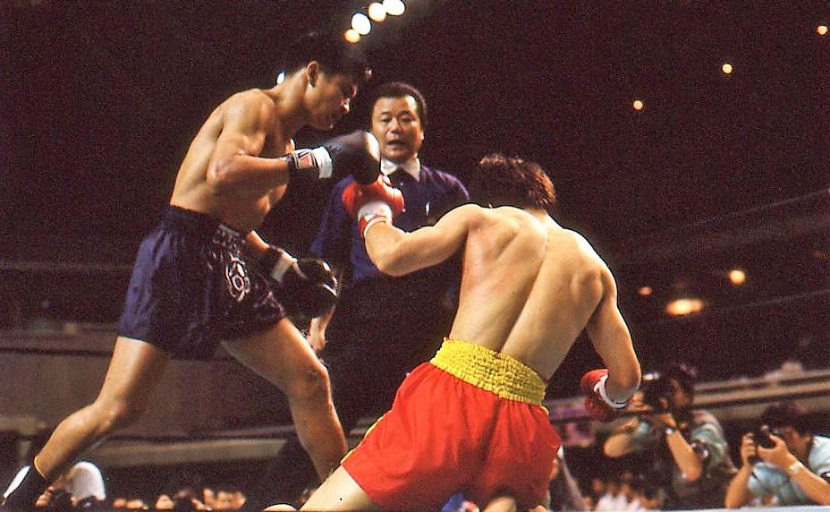【1990年7月の格闘技】タイの超人気者“ランボー”が来日、4階級上の日本王者を豪快KO