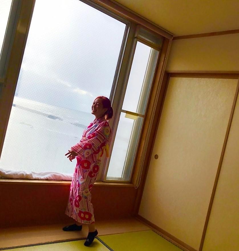【DEEP JEWELS】ちびさいKYOKAがキュートなピンクの浴衣姿を披露、窓の外には日本海の雄大な景色
