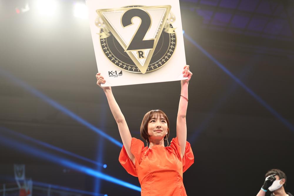 【K-1】元AKB48の“神7”篠田麻里子がスペシャルラウンドガールで登場、『上からマリコ』で入場も出番は1回で終了