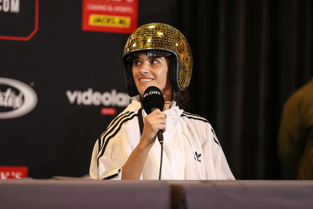 【GLORY】女王ティファニーがド派手な黄金のミラーボールヘルメットで登場「私は自分の心の煌めきを見せる」