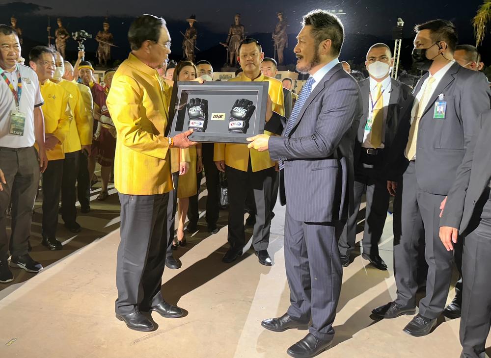 【ONE】タイのプラユット首相とチャトリ代表が「ナショナル・ムエタイデー」でプレゼント交換、3,000人の世界最大「ワイクルー・セレモニー」も