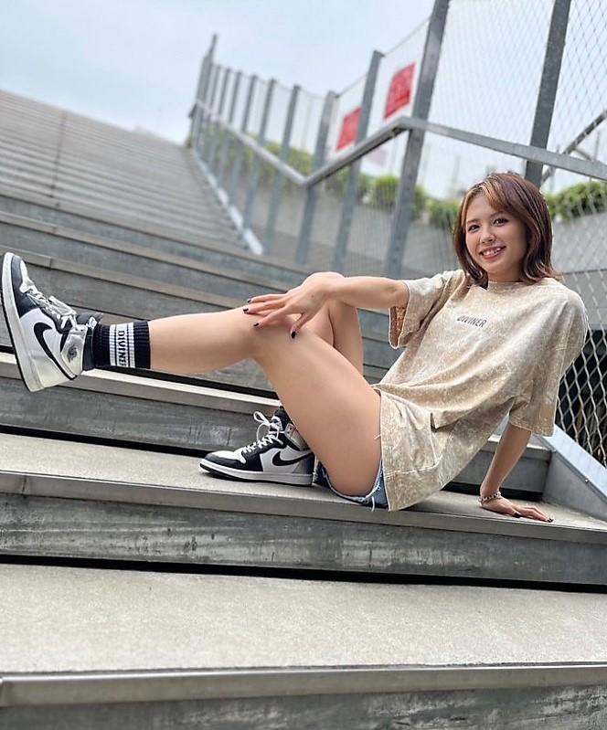 【K-1】女王・菅原美優が鍛錬された美脚で「オシャレでカワイイ」ストリートモデルに「脚が長くてカッコイイ」