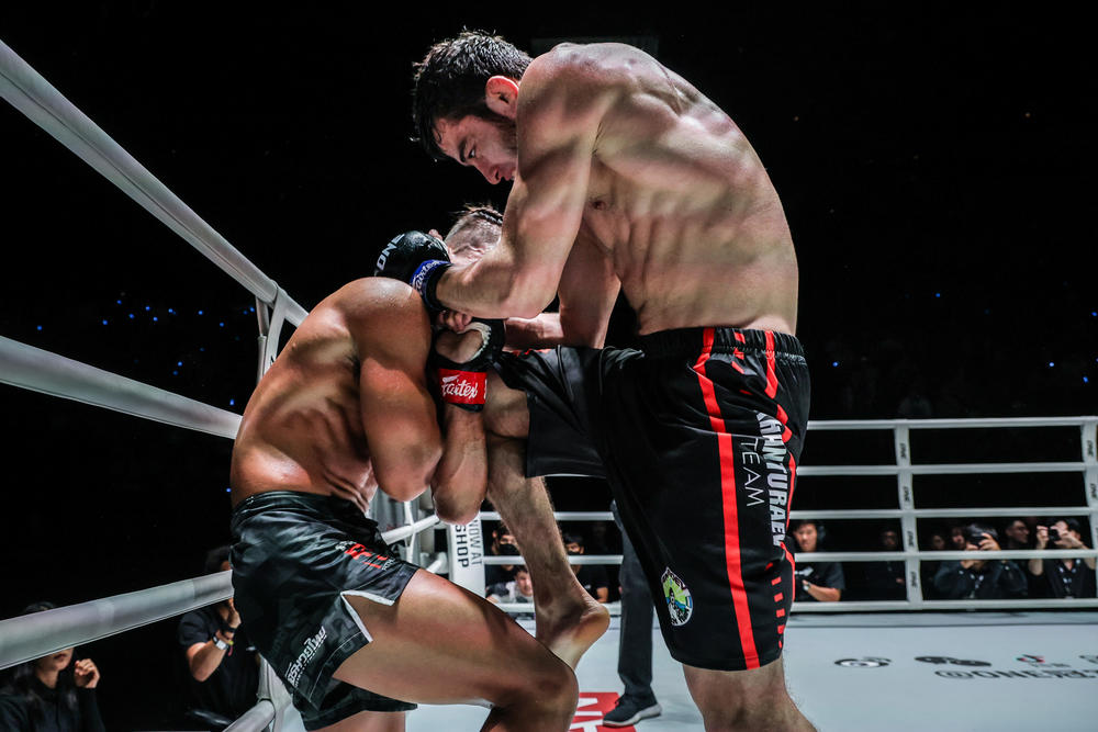 【ONE】本田良介が無敗のウズベキスタン・ザキロフのヒザに2R TKO負け＝『ONE Friday Fights 54』