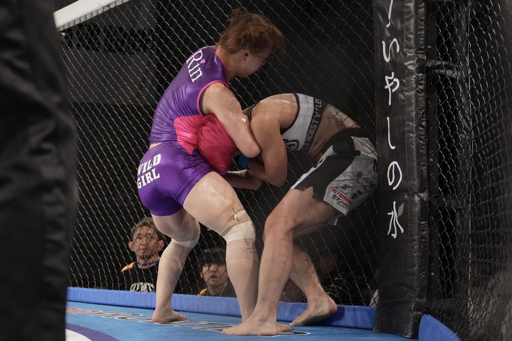 【DEEP JEWELS】大島沙緒里が村上彩に初回TKO勝ちでミクロ級王座統一「Invicta FCに挑戦します」 、パク・シウが万智との大熱戦制し、ストロー級暫定王者＆伊澤星花にリベンジ宣言。中井りんがHIMEのアウトボクシングに苦しみながらも戦慄の失神ギロチン葬！