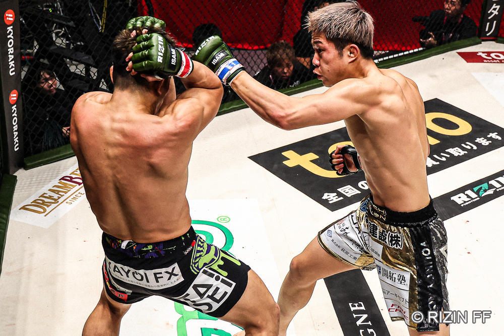 【RIZIN】“超新星”秋元強真が使用したグローブがスポーツオークションにて最高価格で落札、ジャパントップチーム勢が人気の高さを示す