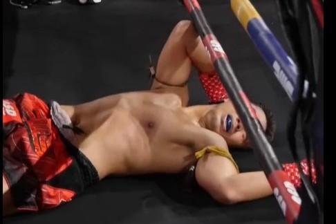【ムエタイ】あわや惨事に…飛びヒザ蹴り空振りでトップロープ飛び越え、頭から転落してKO負け