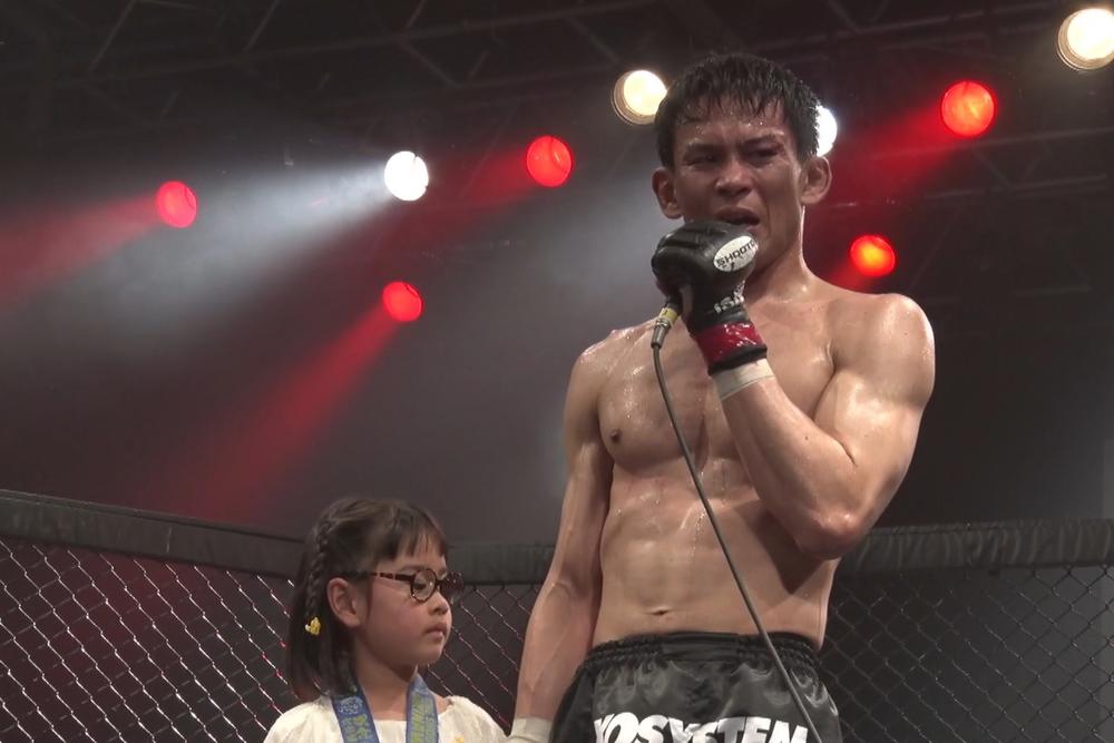 【修斗】宮城友一がインカーフ、首相撲ヒザ、ケージMMAムエタイで引き込むニシダ☆ショーをかわして完勝。大城が1年5カ月ぶり勝利、青井心二が鮮烈跳びヒザ蹴りKO勝ち、小生由紀が黒部三奈にグラップリングで判定勝ち