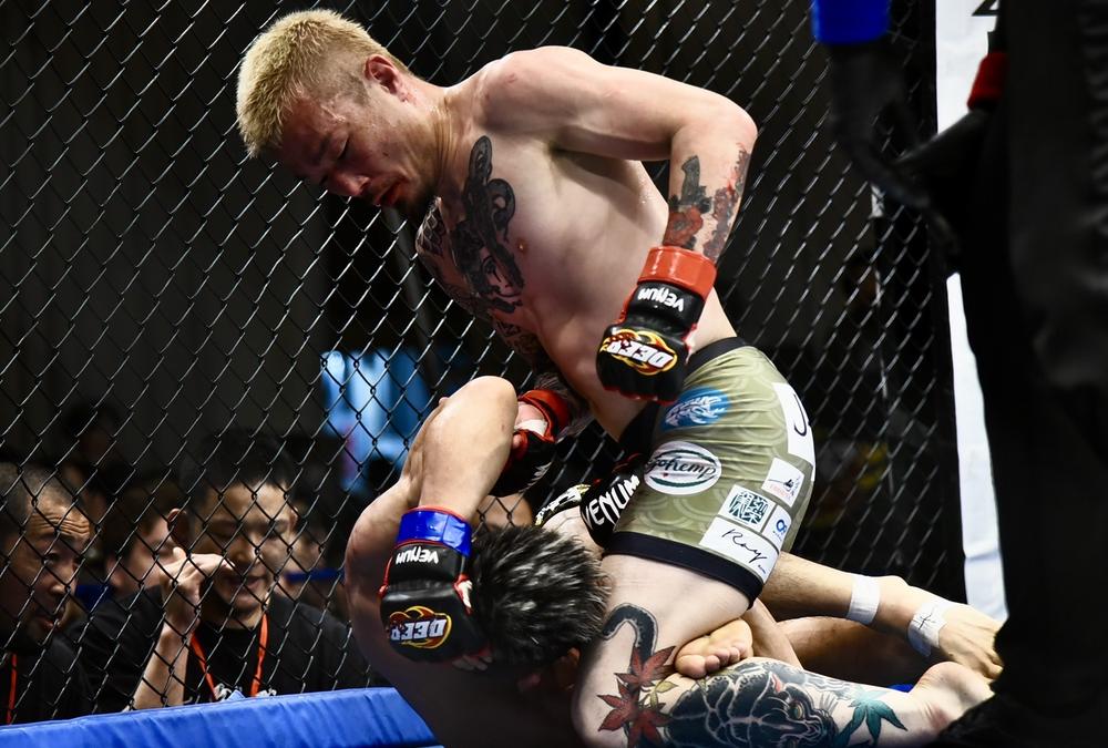 【DEEP】福田が牛久からダウン奪う判定勝ちでバンタム級王座防衛、フェザー級GPは水野が海飛に競り勝ち、高橋が五明を上回り決勝進出。日拳・角野が佐藤を左ハイKOで新ウェルター級王者に。村元が関原との大熱戦制す、アトム級でイェジが大島に判定勝ち、RISE直樹がSB奥山をMMAでTKO