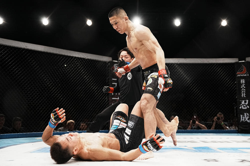 【DEEP】幻のサッカーキック後、最後はTKO勝ちした雅駿介。福田龍彌に挑戦表明&瀧澤と牛久に「RIZINで泣かされてきたヤツ、俺がDEEPケージの赤コーナーで相手してやる」