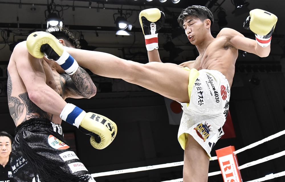 RISE】安本晴翔がハイキックで1Rに3度のダウンを奪ってKO勝ち初