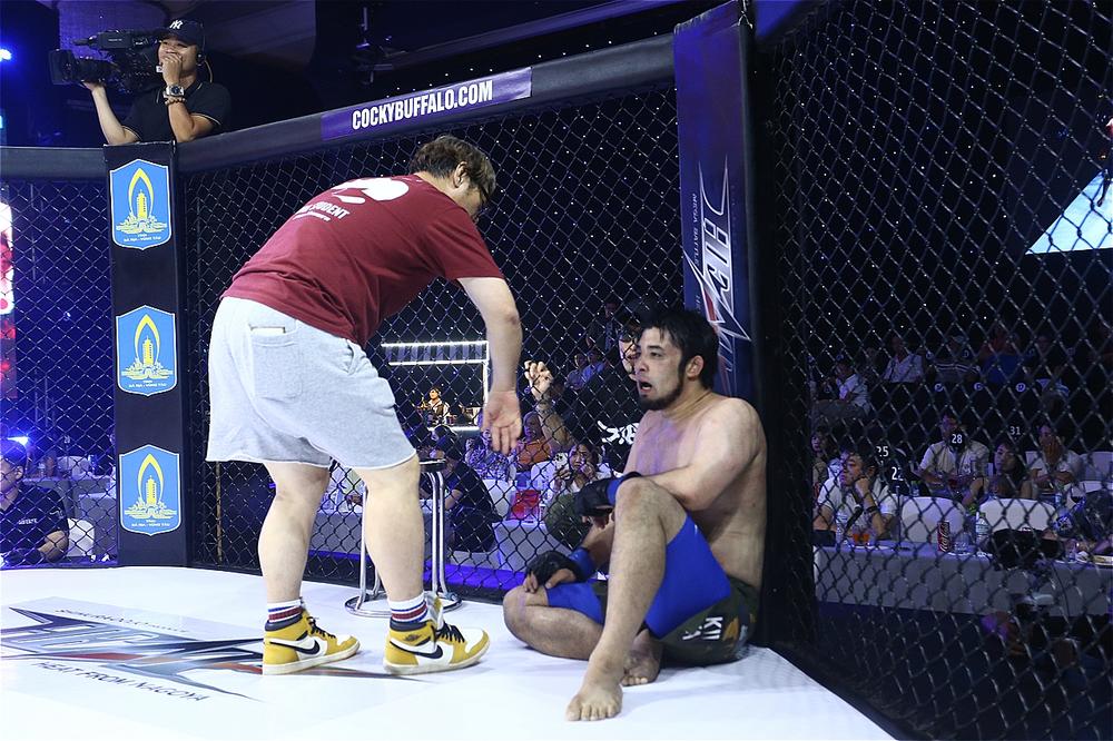 【HEAT】ベトナム大会で長谷川賢が2度の対戦相手変更、アズザールガルの反則ヒザ受け3R途中判定で敗れる。宮澤雄大、倉本拓也がTKO負け。キックは安川侑己とSAIGOが判定勝ち、野村勇人がTKO負け