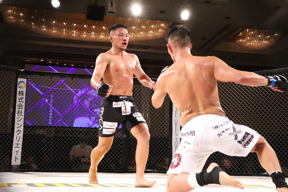 【POUNDOUT】ライト級で山本琢也が葛西和希に判定勝ち、大搗汰晟が岡田達磨を投げてトップで判定勝ち、松井涼が武田勇輝を肩固め極める！ 小林大介が能坂陸哉に延長判定勝ち、藤村健悟が八木敬志に判定勝ち、岩倉優晟が1R TKO勝ち