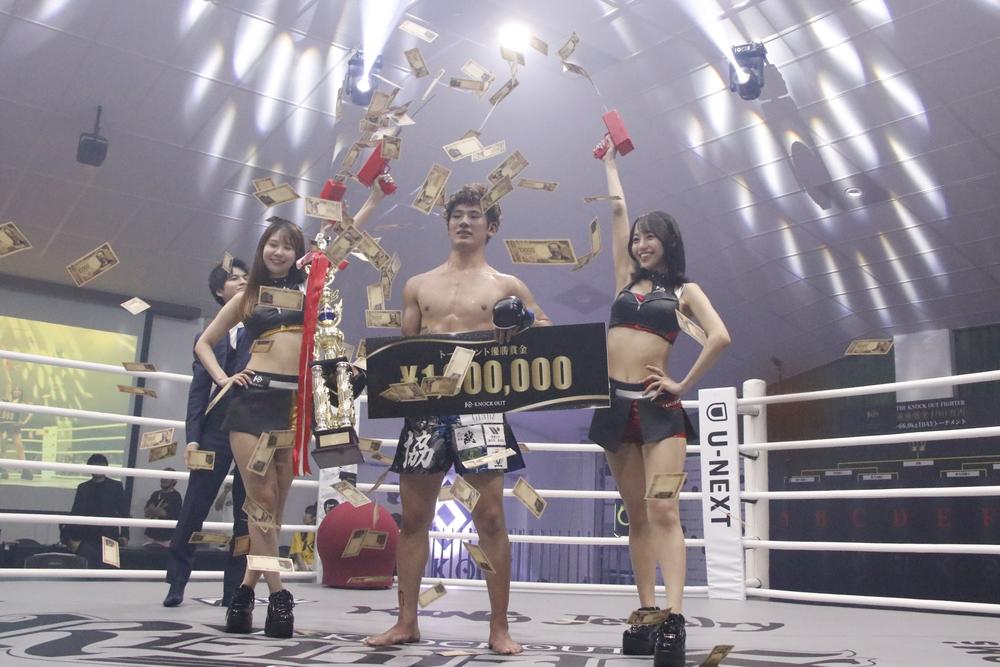 【KNOCK OUT】K-1 GROUPから参戦した石田協が木村亮彦を破り優勝！ワンマッチも初回KO連発。石田協がヒジ打ちも見舞って高橋秀駿に勝利し、木村亮彦が敗者復活の町田光を破り決勝進出。高橋秀駿も秒殺KO勝ち、K-1ジムの石田協がサッカーキックでKO勝ち、木村亮彦が秒殺KO、町田光は初戦敗退＝“究極打撃格闘技ルール”UNLIMITED賞金100万円ワンデートーナメント