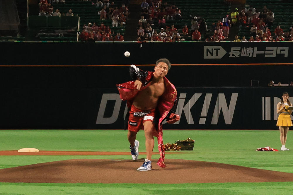 【K-1】朝久裕貴と石井一成が見事ノーバン投球、ヘビー級K-Jeeは力が入りすぎたか痛恨のワンバウンド＝セレモニアルピッチ