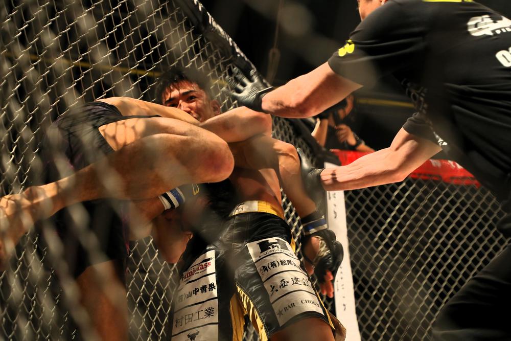 【GLADIATOR】ダウン奪われた中川晧貴がイ・フィジェをギロチンチョークに極める、ライト級ヅッキーニョスが荒井銀二との接戦制す、OFGキックで荒尾祐太がハンセン玲雄に完封勝ち、フライ級・岩崎圭吾がパク・ファランにスプリット判定勝ち、フェザー級・國頭武が石田拓穂に2R TKO勝ち