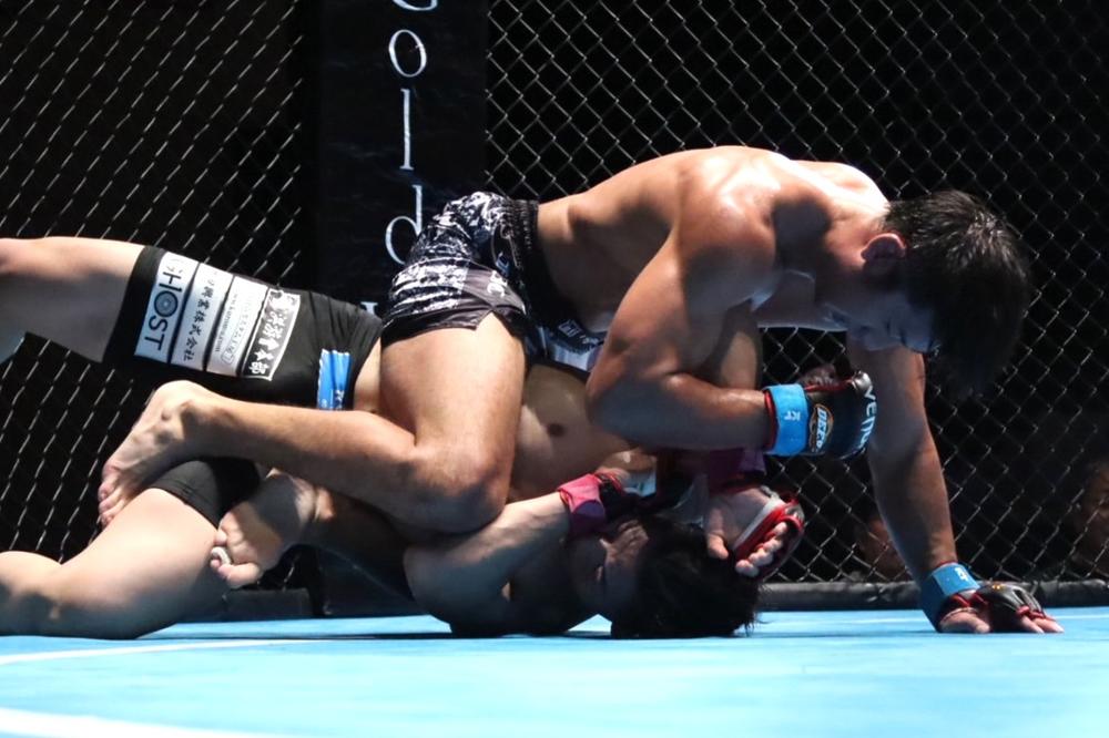 【DEEP】嶋田伊吹がテイクダウンと寝技で角野晃平から王座を奪取、直後にストラッサー起一が怒りの挑戦宣言「久しぶりにボコボコにしたいと本気で思った。ナメんなよ、コラッ！」、小崎連が前園渓に完勝、鈴木琢仁がKO勝ち、虎鉄がTKO勝ち、時任流架が判定勝ち。加藤綾真がリアネイキドチョークでフィニッシュ