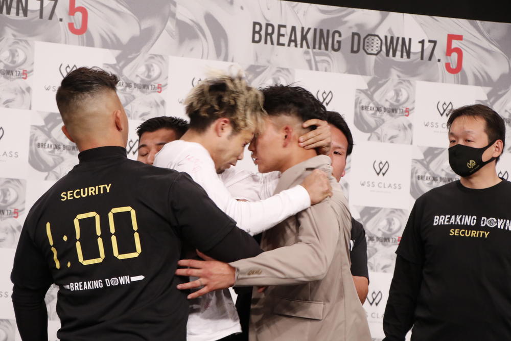 【BreakingDown】前日会見で流血の惨事、頭突きでバックリ切れてシャツが血だらけに、明日の試合に影響不可避