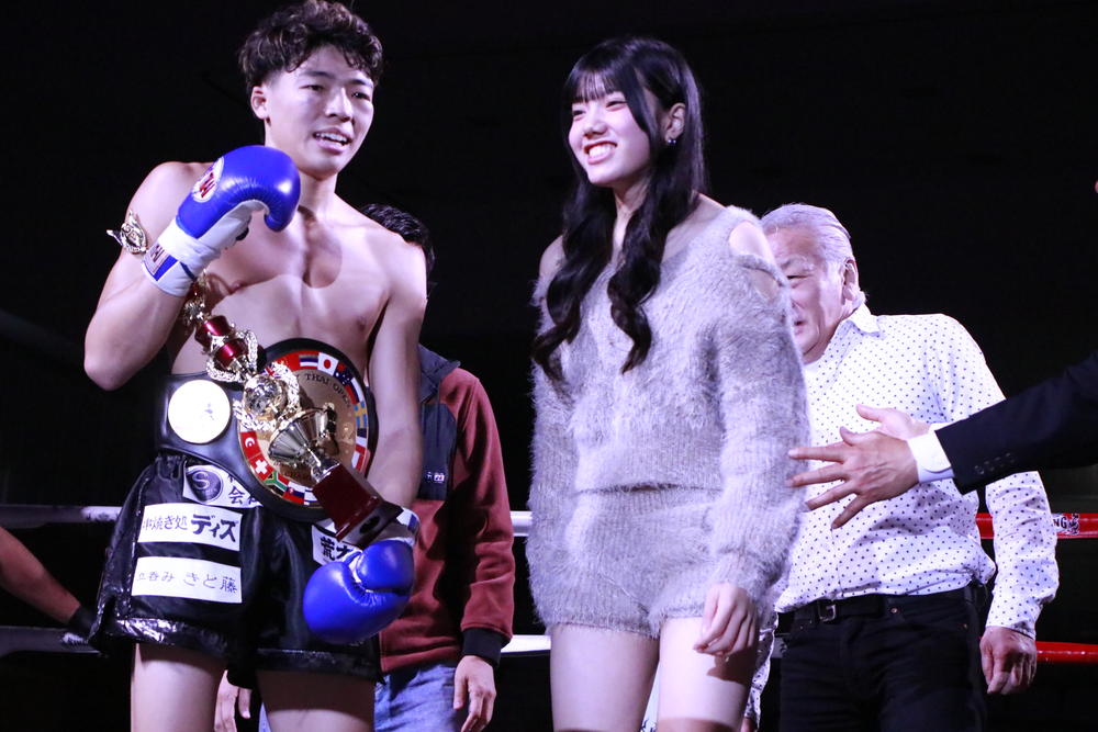 【ムエタイオープン】ラウンドガールが新王者に抱き着き祝福キスのポーズ、スタイル抜群このラウガの正体は