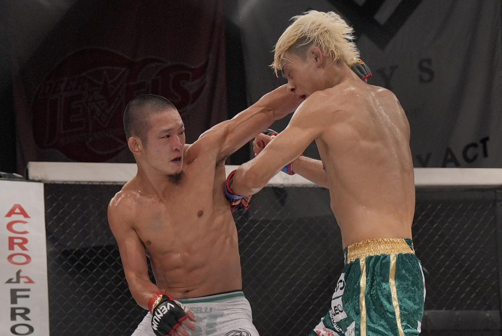 【DEEP】青井人が水野新太に初黒星つける判定勝ち防衛、前に出る相本宗輝が高橋遼伍を初回TKO「来年、RIZINで海外勢と」、武田光司が奥山貴大に一本勝ち、石司晃一が河村泰博に競り勝つ、水野竜也が引退「一つの心残りもなく最高に幸せな格闘技人生」