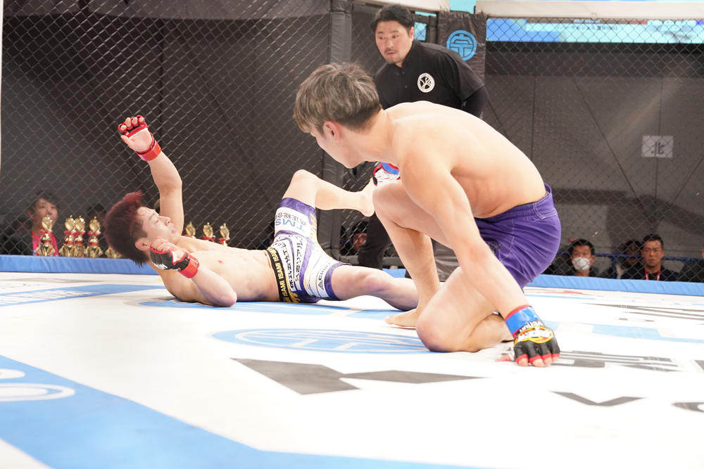 【DEEP】22歳・中務太陽がRTU帰りの24歳・小崎連とダブルダウンからのRNCで一本勝ち、5戦無敗に。力也が安谷屋をスラムTKO。松井優磨が松岡疾人をRNCで3連勝