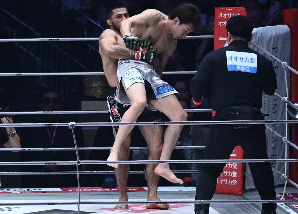 【RIZIN】シェイドゥラエフに2分54秒、TKO負けで担架で運ばれた朝倉未来は救急車で病院へ、榊原CEO「『吐き気がある』ということ。回復をしっかりサポートしていければ」
