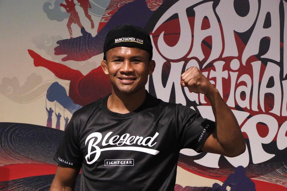 【ムエタイ】ブアカーオが43歳でパパに、タイの子供の日に誕生した男の子を抱いて満面の笑み