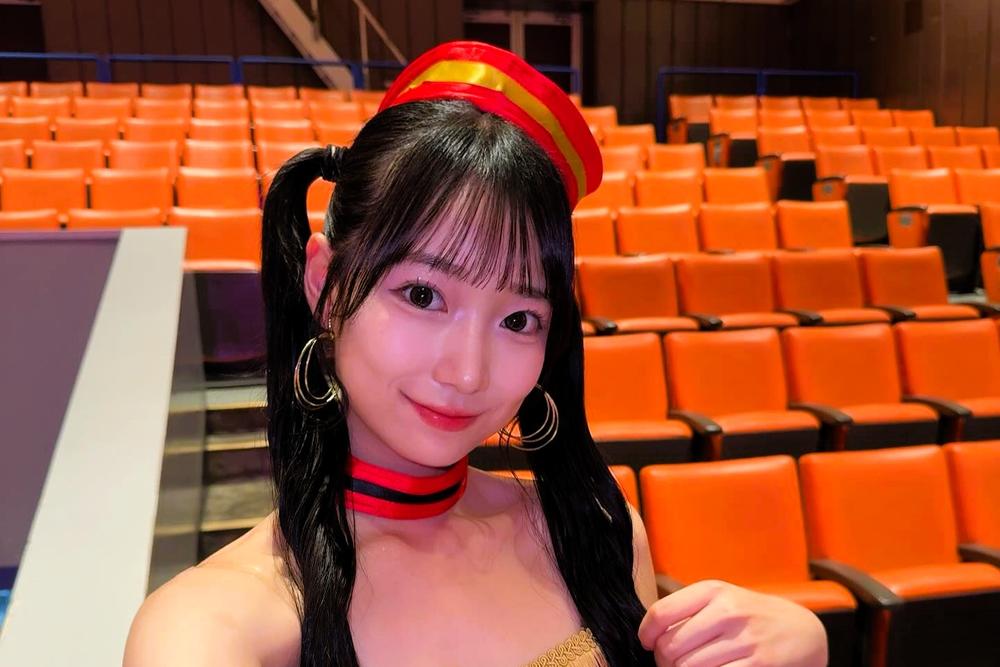 【Krush】“脚長”JKラウンドガール百田汐里が美しい開脚倒立、体幹の強さと肩・背筋・腹筋の筋力を証明する。ファンも驚愕