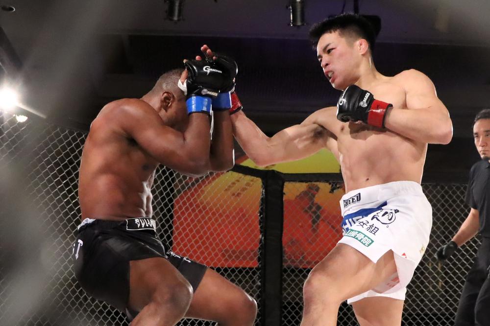 【POUNDOUT】山内渉がダニエル・アグレイを1R TKO、バンタム級で徳弘拓馬が榎本明に一本勝ち、フェザー級で斎藤翼が左の大搗汰晟に右を当てて判定勝ち、石橋佳大が3年10カ月ぶりMMA復帰で岡田達磨に三角絞め一本勝ち「ポジションゼロ！」、白谷が引退・笠原を3R TKO