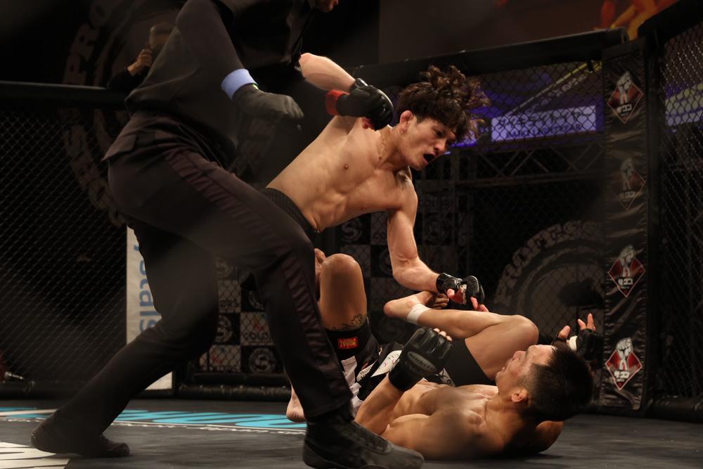 【修斗】川北晏生がダイキライトイヤーを2R TKOで環太平洋バンタム級王者に。エフェヴィガ雄志がイム・クァンウにTKO負け、バンタム級・藤井伸樹が笹晋久を跳びヒザKO、フライ級・大竹陽が柴山海音を左でKO。黒部和沙が旭那拳に判定勝ちでIL全勝優勝、各階級新人王が決定