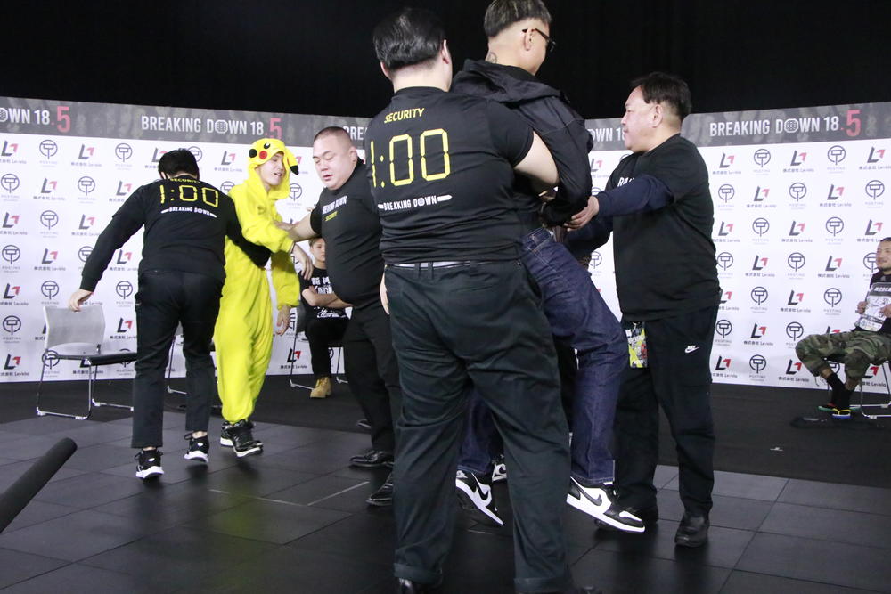 【BreakingDown】転倒して床に後頭部強打を防ぐためマットを導入、前日公開計量で乱闘はほぼ無し