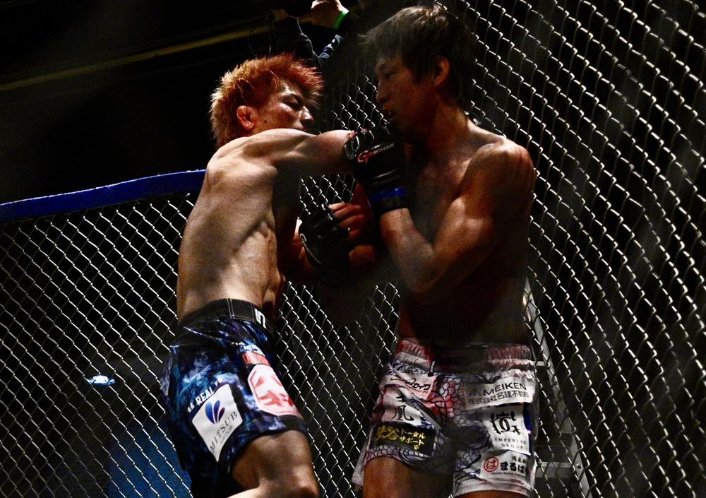 【GRACHAN】小田魁斗が小林大介の左にダウンで苦しむも右ST TKO勝ちでフライ級王座防衛。ブランドン・ハシモトがTKO勝ちでヘビー級次期挑戦者に。丸山数馬が松本光史に右を効かせて首相撲ヒザTKO、高橋孝徳が一本勝ちでウェルター級王座獲りアピール、青木忠秀がイ・ソルホをヴァンフルーで極める＝速報中