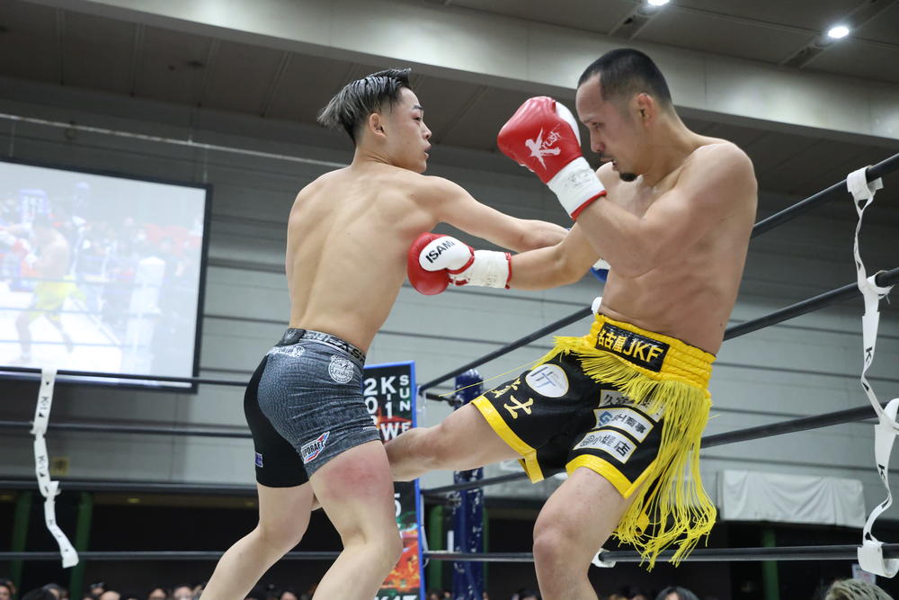 【Krush】新美貴士が執念のローキックで松本海翔を延長戦で振り切る、川﨑聖亮朗が近藤魁成を衝撃のワンパンKOで有終の美、篠原悠人が107秒KO勝ち、KO-TAが小田尋久にTKO勝ち、バンタム級王座決定トーナメントで42秒KO勝ちの石郷慶人と早田吏喜が勝ち上がり、龍翔が佑典をKO、第1試合で町分元気が大逆転KO勝ち！