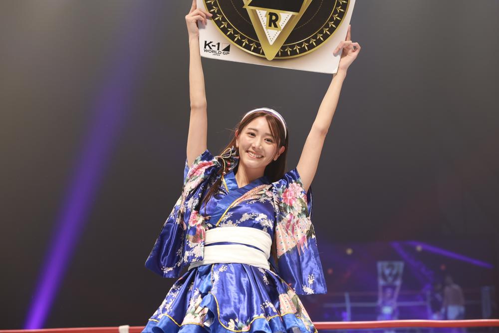 【K-1】ミニ丈の着物風衣装でラウンドガールがリング上で前方・後方へしなやかに一回転「体操の特待生として入ってキャプテンもやりました」K-1公式ヴィーナス・斎藤恭代が鮮やかパフォーマンス