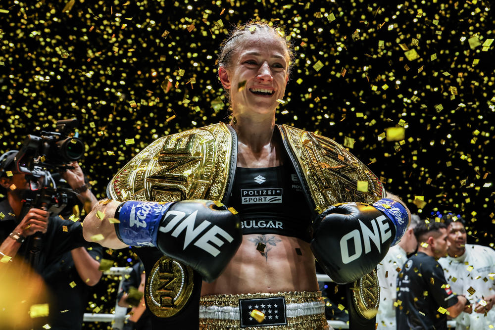 【ONE】ヘメッツバーガーがブンタンとの再戦制し、ストロー級キック世界王座獲得で二冠に。ニコ・カリロがシャドウからダウン奪う判定勝ちでフェザー級ムエタイ暫定王者に、エイドリアンが磯嶋をパウンドTKO、タイナンが竹内を127秒肩固め、フー・ヨンがキンガッドを初回TKO。ラズワンがフジモトにTKO勝ち