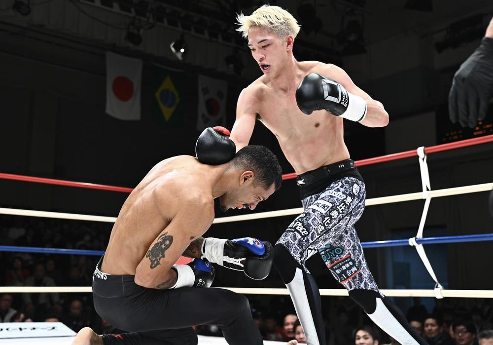 【シュートボクシング】笠原友希がヒザ蹴り突き刺しフェレイラを悶絶KO、笠原弘希が合計4度のダウン奪い圧倒KO勝ち、一進一退の攻防で笠原直希が競り勝ち新王者に、村田聖明がOFGマッチで壮絶KO勝ち！風間大輝が王者・都木航佑に挑戦アピール、片山魁が飛びヒザ蹴り一閃KO勝ちで佐藤執斗との対戦アピール、OPファイトは杉本健がフロントチョークで36秒TKO