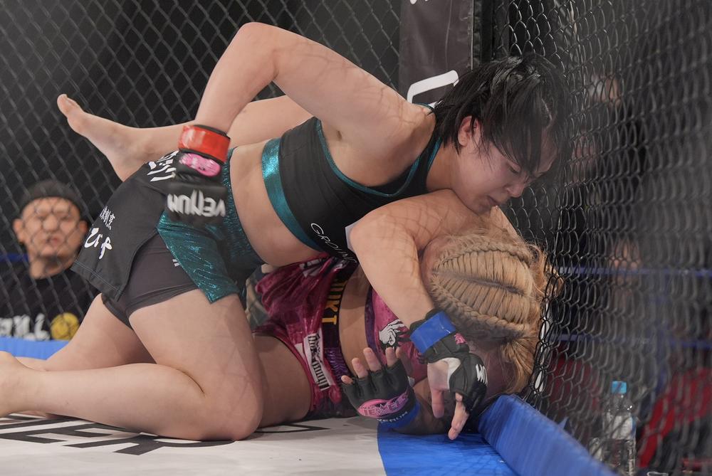 【DEEP JEWELS】百湖が樹季をTKOでバンタム級王者に。万智がキム・ダンビに秒殺一本勝ち、竹林が海咲をヒザ連打TKO、桐生が堀井に腕十字で2年5カ月ぶり白星。横瀬友愛が岡にヴォンフルー極める、アマで山吹、あきぴが判定勝ち。せりながMMA初勝利