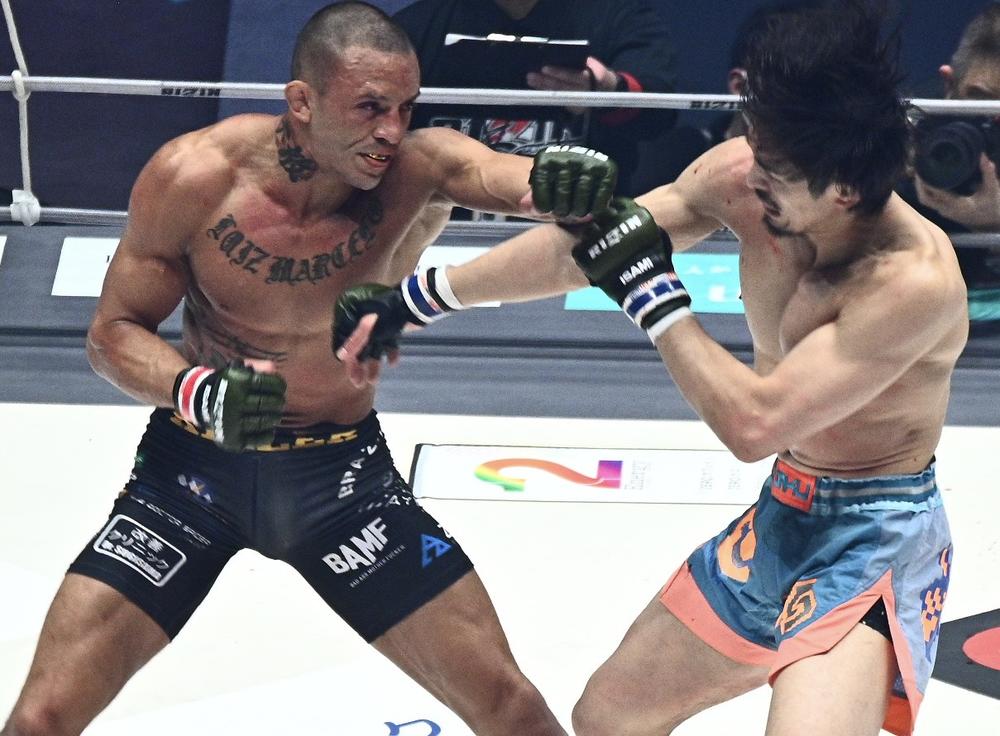 【RIZIN】メインは秋元強真vs.ミックス、グスタボが桜庭をTKO、木村ドクターストップで高木がTKO勝ち、ライト級の武田がコレスニックを攻めだるま勝利、大島がケイトに判定勝ち、伊藤がモタを左ハイ＆左STでTKO、鹿志村が所を66秒アナコンダ葬、ギョンピョのヒジに矢地が出血TKO負け、佐藤がLFAスウィーニーに一本勝ち、覚醒ララミーが征矢をTKO＝速報中
