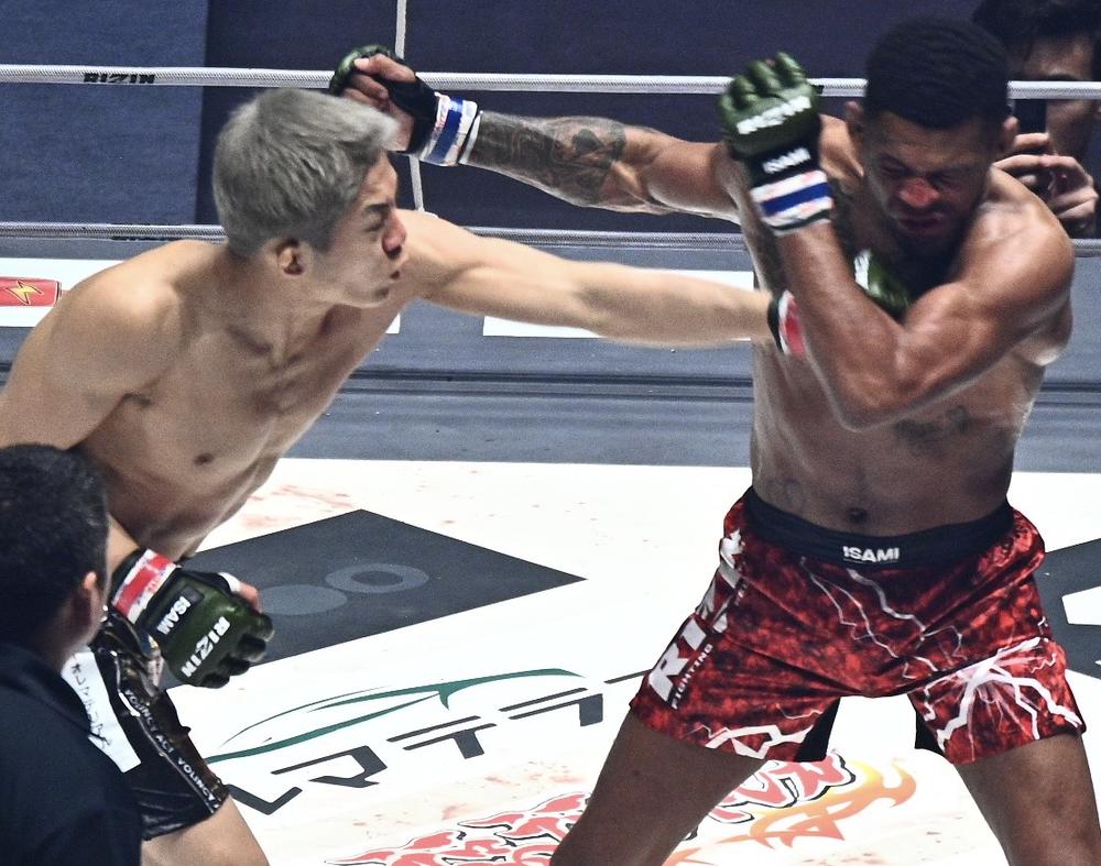 【RIZIN】秋元強真が日本人初のミックス越え、2R TKO！ グスタボが桜庭をTKO、木村ドクターストップで高木がTKO勝ち、ライト級の武田がコレスニックを攻めだるま勝利、大島がケイトに判定勝ち、伊藤がモタを左ハイ＆左STでTKO、鹿志村が所を66秒アナコンダ葬、ギョンピョのヒジに矢地が出血TKO負け、佐藤がLFAスウィーニーに一本勝ち、覚醒ララミーが征矢をTKO