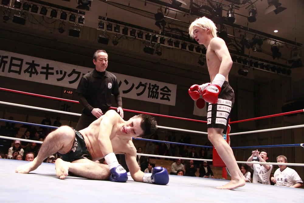 【新日本キック】瀬戸口勝也が引退試合で赤平大治のカーフキックにTKOで散る、細川裕人が47歳オリベイラの2階級制覇を阻み新王座に、イタリアからのキック留学生マルコが初戴冠、大岩竜世がバックブローでKO勝ち新王者に、軍司泰斗と龍聖がエキシビションで打ち合って盛り上げる